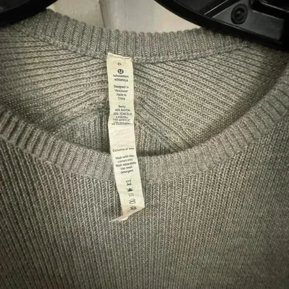 Lululemon women gray knit sweater thumb holes curved hem size 6 perfect! - Picture 3 of 15